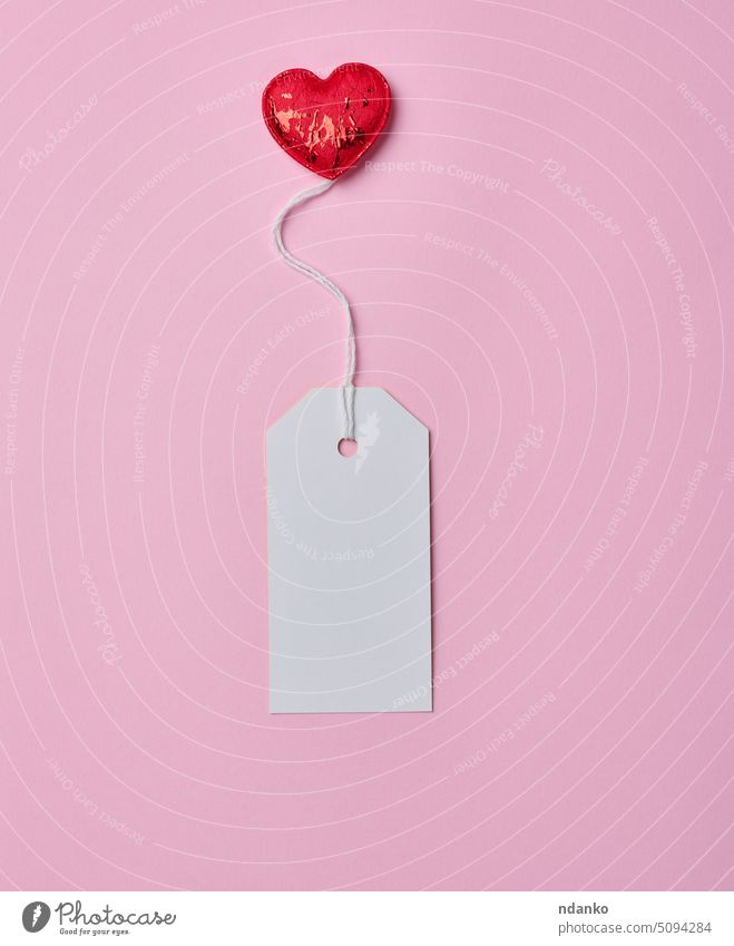 Blank weißen Karton Tag auf weißem Seil, rosa Hintergrund rot Herz Papier kennzeichnen Schnur Sale blanko Preis Einzelhandel leer Geschenk verkaufen hängen
