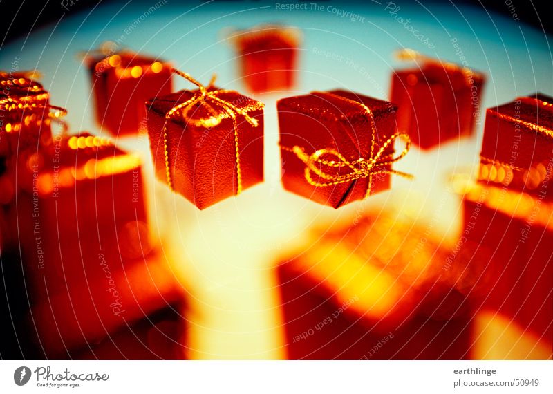 Kleinigkeit macht Freude Feste & Feiern Verpackung Paket Dekoration & Verzierung Kitsch Krimskrams glänzend leuchten kuschlig Wärme blau gelb gold rot Vorfreude