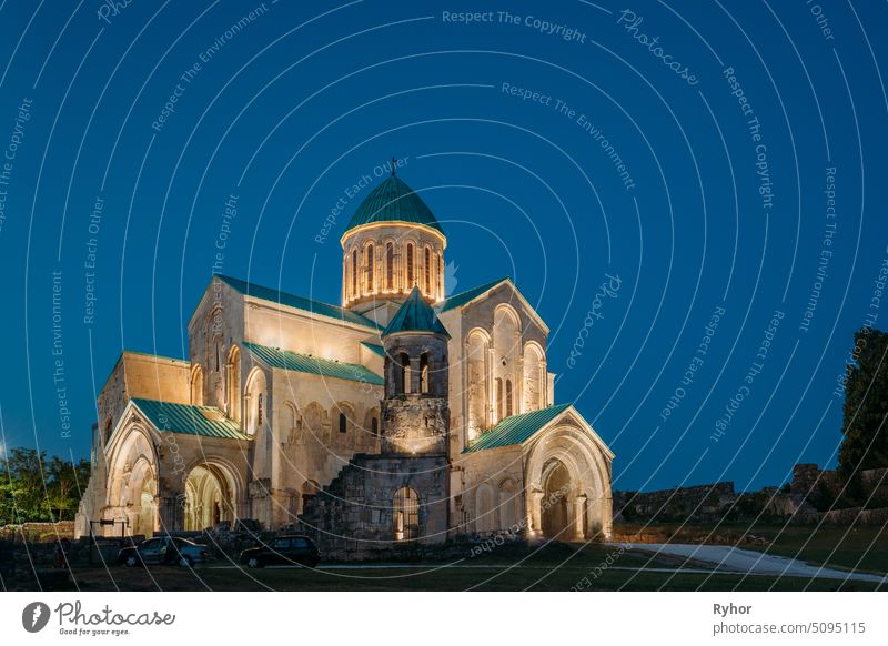 Kutaisi, Georgien. Alte Mauern der Kathedrale von Bagrati. UNESCO-Weltkulturerbe. Berühmtes Wahrzeichen, Meisterwerk der mittelalterlichen georgischen Architektur