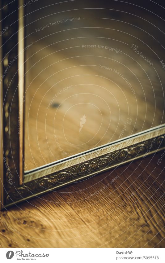Spiegel und Spiegelung Holz alt Erinnerung spiegeln golden Spiegelbild antik Vintage