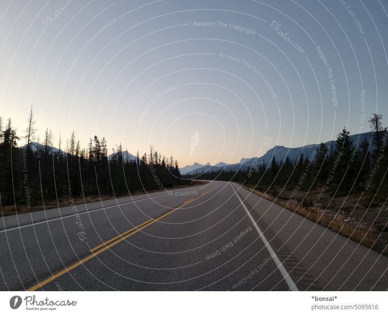 allein auf dem highway Straße Trans-Canada-Highway Fahrbahnmarkierung Berge u. Gebirge Sonnenaufgang Dämmerung Himmel Landschaft Tourismus