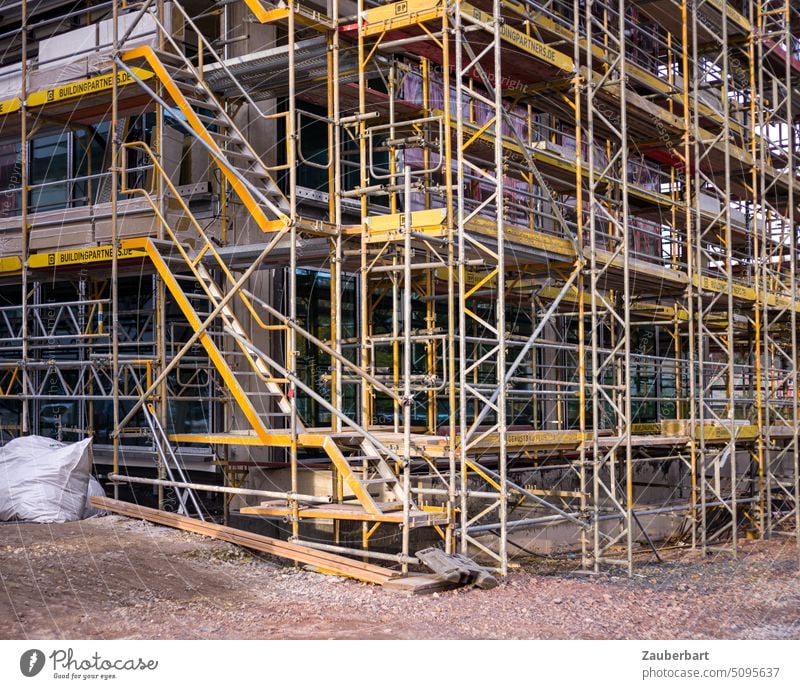 Baustelle, Gerüst oder Baugerüst mit Treppen, in gelb bauen Errichtung Wohnungsbau Fassade Sanieren Modernisierung Arbeit Bauhandwerk Gerüstbau Ordnung Fleiß