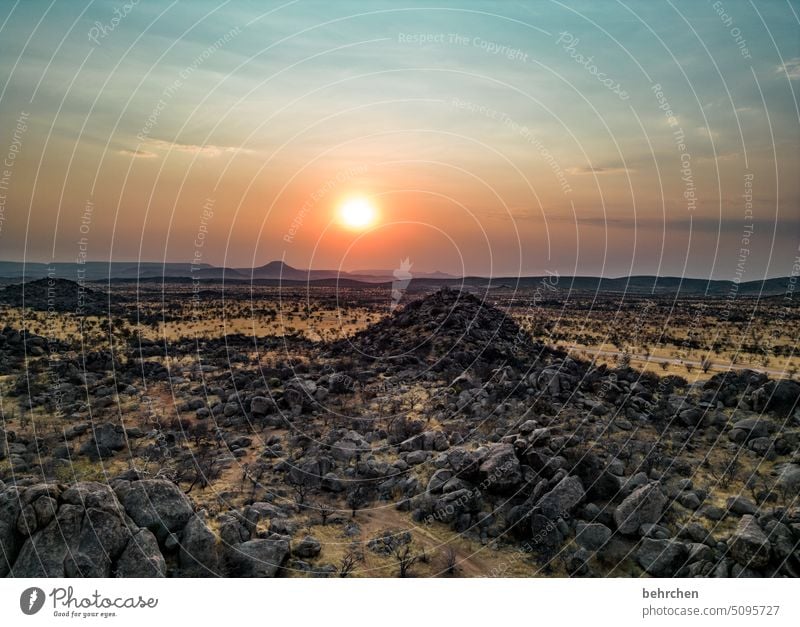 sonnengeschichten Drohne campen von oben Camping Zeltplatz Berge u. Gebirge magisch Sonnenlicht Abenddämmerung traumhaft Campingplatz Wärme Himmel beeindruckend