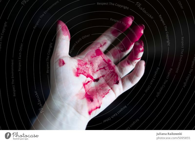 Hand mit pinker Farbe Studioaufnahme Farbfoto Finger Mensch Nahaufnahme rot Blut Detailaufnahme Haut Frau flecken sauerei feminin Wunde 1 weiß Erwachsene malen