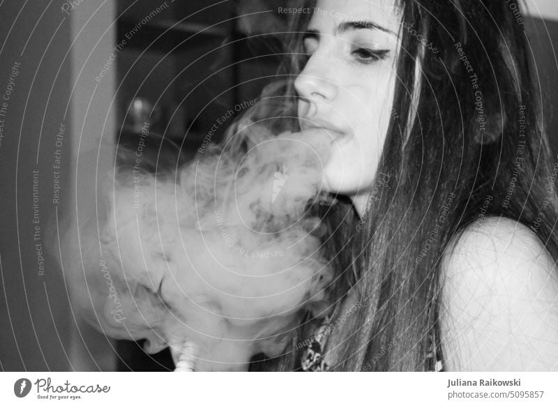 junge Frau raucht Shisha in schwarz und weiß Shisha rauchen Rauch Rauchen Nikotin Tabak Wasserpfeife Wasserpfeifenrauch shisha exotisch Orientalisch Gesundheit