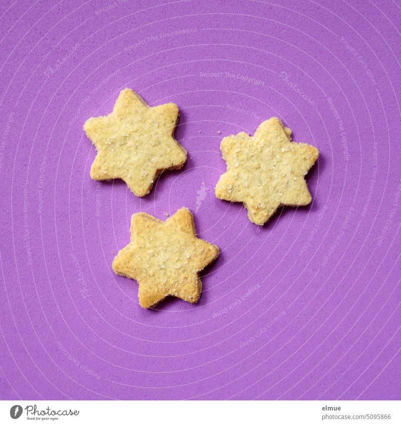 drei Sterne Plätzchen auf lila Untergrund / Weihnachtsbäckerei backen Stern (Symbol) Weihnachten & Advent Backwaren Weihnachtsgebäck Teigwaren süß Lebensmittel
