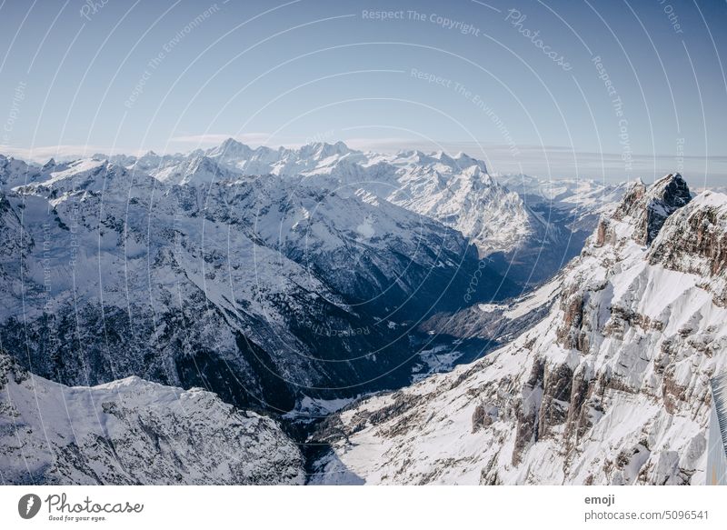 Aussicht vom Titlis auf die verschneiten Schweizer Berge im Winter aussicht titlis berge schweiz tourismus winter schnee eis gletscher blau kalt kühl