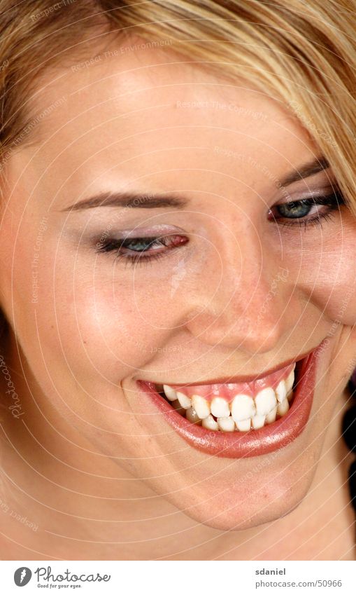keep_smiling Freundlichkeit Smiley blond Frau strahlend weiße Zähne lachen