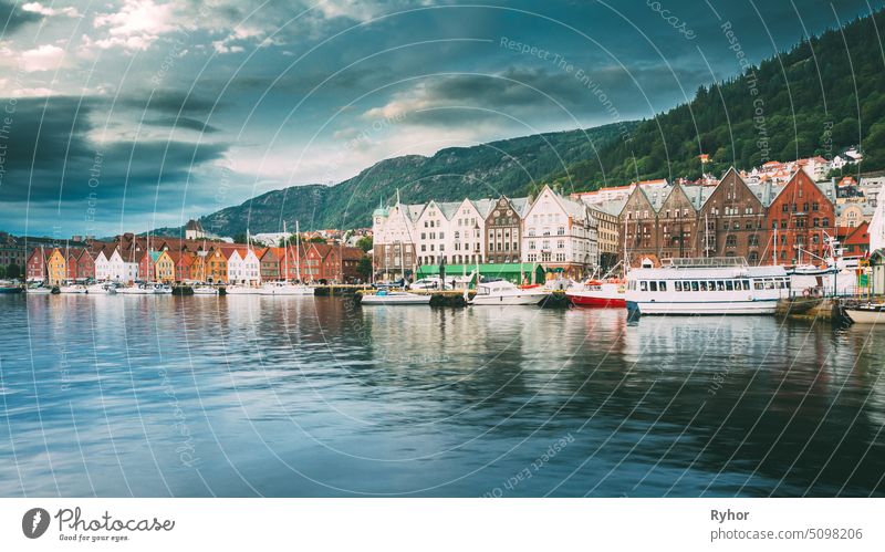 Bergen, Norwegen. Blick auf historische Architektur, Gebäude, Bryggen in Bergen, Norwegen. UNESCO-Weltkulturerbe. Berühmte Straße Stadtbild Fluss