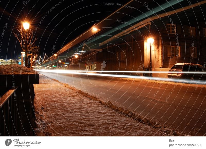 Langzeitbelichtung Licht Postauto Straßenbeleuchtung Bürgersteig Haus Mauer Winter kalt Lichtstreifen Gstaad Saanenland Nacht Schnee