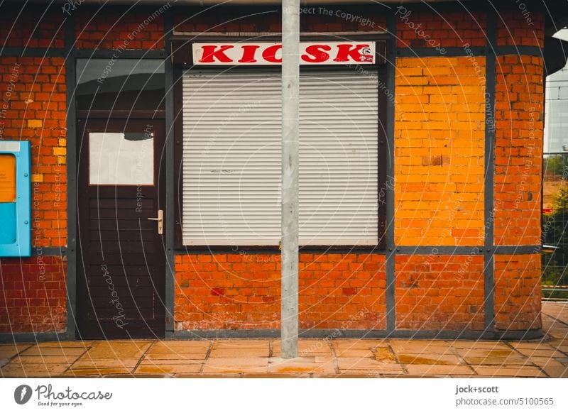 KIOSK vom alten Bahnhof Berlin Ostkreuz Kiosk Schriftzeichen Schilder & Markierungen Typographie Wort geschlossen Vergangenheit Zahn der Zeit retro Nostalgie