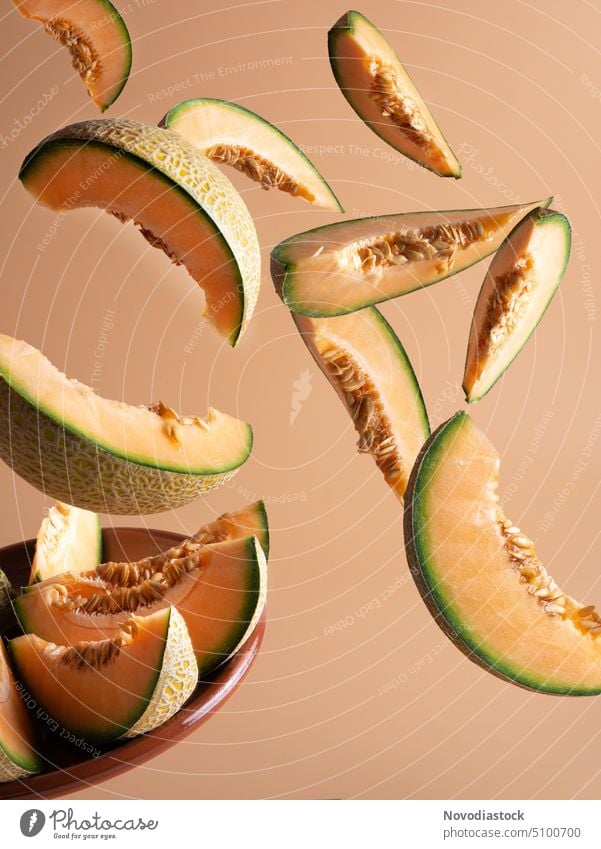 Scheiben von frischer Melone fallen, heller Hintergrund Melonen Melonenschiffchen Frucht Tapete fallend lecker Farbfoto Ernährung Vegetarische Ernährung Diät