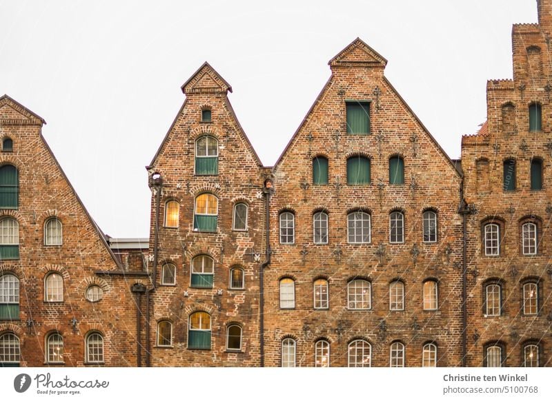 Die historischen Salzspeicher in Lübeck | Orte, die etwas bedeuten Lübecker Salzspeicher Fenster Lagerhaus Stadt Denkmalschutz Tradition Fassaden Gebäude