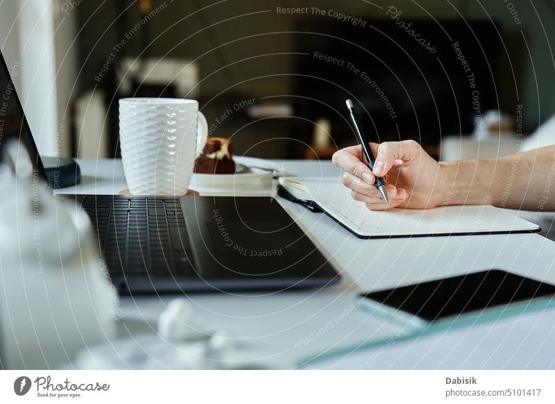 Designer zeichnet Skizze auf Papier, sitzt am Schreibtisch mit Laptop vor dem Fenster Frau Arbeit von zu Hause aus Hand Arbeitsplatz kreativ abgelegen