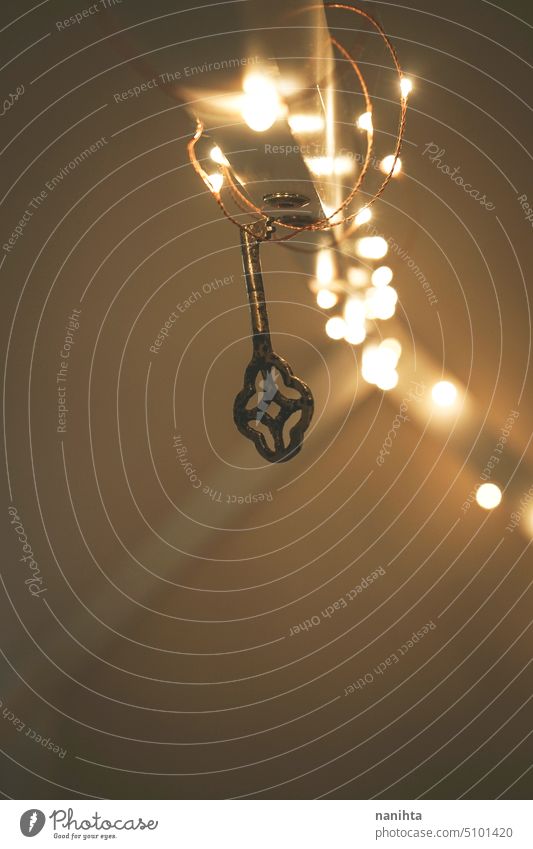 Magisches Hintergrundbild eines alten Schlüssels umgeben von Weihnachtsbeleuchtung Taste Weihnachten Lichter geheim Bokeh abstrakt altehrwürdig retro Antiquität