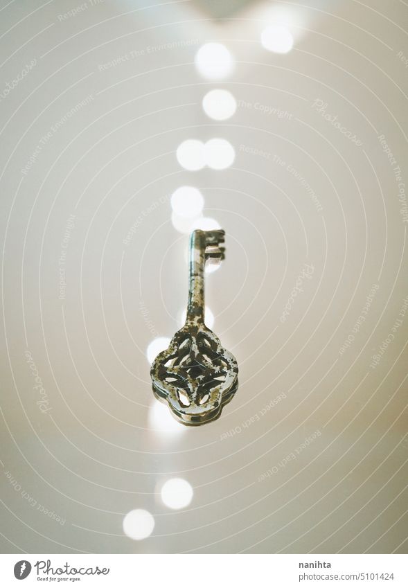 Magisches Hintergrundbild eines alten Schlüssels umgeben von Weihnachtsbeleuchtung Taste Weihnachten Lichter geheim Bokeh abstrakt altehrwürdig retro Antiquität