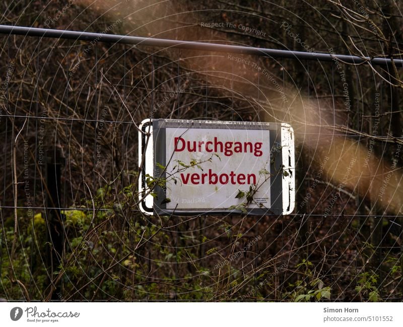 Durchgang verboten Barriere Absperrung Hindernis verwunschen eingewachsen Schutz Zaun Schilder & Markierungen Verbote Sicherheit Wald Waldsterben Umweltschutz