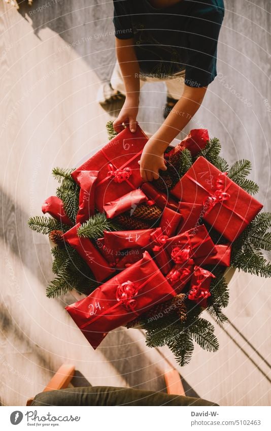 Kind mit Geschenken zur Adventszeit Weihnachten Freude Vorfreude Überraschung Selbermachen Selbstgemacht Weihnachtszeit