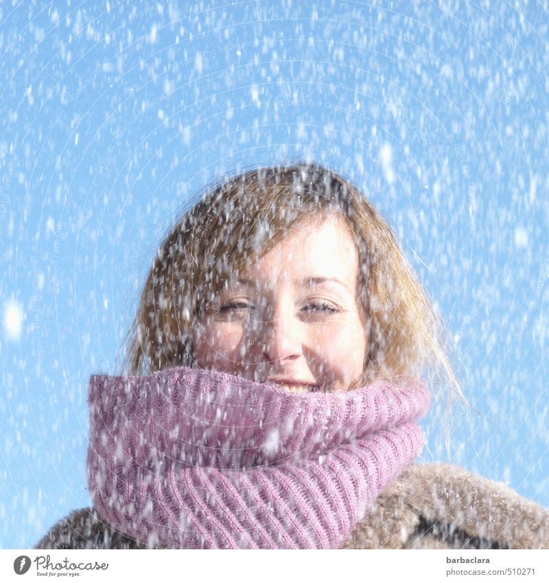 SCHNEEEE!!!! feminin Frau Erwachsene 1 Mensch 18-30 Jahre Jugendliche Natur Himmel Winter Schnee Schneefall Mantel Schal lachen frisch kalt nass blau violett