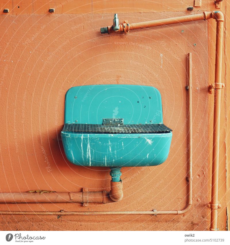 Buntwäsche Waschbecken alt Metall Abflussrohr Kunststoff Wand Farbfoto Stillleben Detailaufnahme Waschhaus Totale schmuddelig geduldig Ordnung