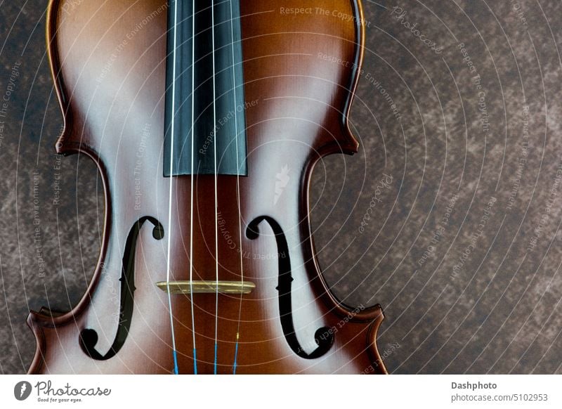 Geigenkörper Nahaufnahme auf einem gesprenkelten Hintergrund Instrument Musik Musical Streichinstrumente Musikinstrument Holz hölzern Nutzholz Orchester
