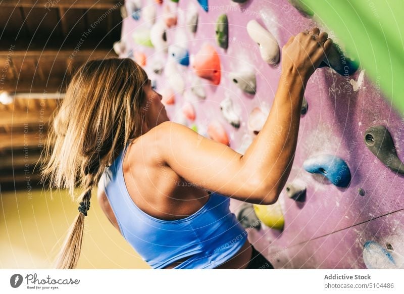 Unbekannte Sportlerin an der Kletterwand Aufstieg Wand Griff Fitnessstudio Training Bouldern stark Neigung anstrengen Frau packen hängen Aktivität extrem