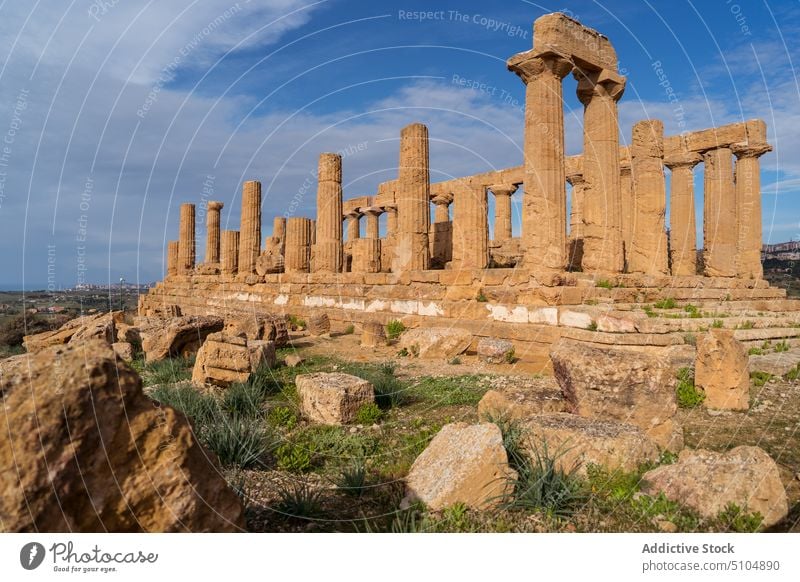 Ruinen eines antiken Tempels an einem sonnigen Tag Architektur Spalte Erbe Stein Archäologie historisch Wahrzeichen Sizilien Sightseeing Tal der Tempel Italien