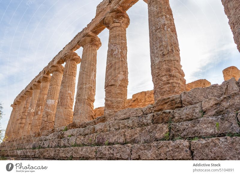 Ruinen eines antiken Tempels an einem sonnigen Tag Architektur Spalte Erbe Stein Archäologie historisch Wahrzeichen Sizilien Sightseeing Tal der Tempel Italien