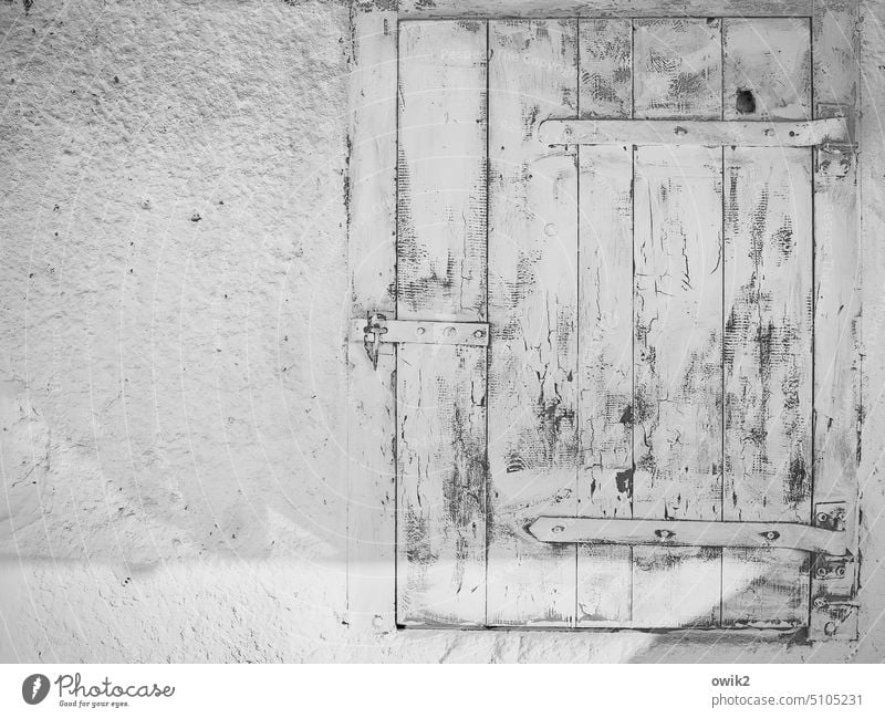 Alte Luke Gebäude Wand Haus Mauer einfach Tür Zugang Abnutzung Risse schäbig Zahn der Zeit Putz abblättern Kontrast Sonnenlicht Detailaufnahme Außenaufnahme