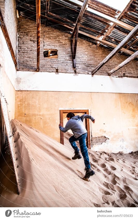 lückenhaft | flexible dachkonstruktion alt kaputt Haus zerstört Naturgewalt zerfall Junge Kolmannskuppe Geisterstadt Sand Kind Ruine Kindheit Kolmanskop