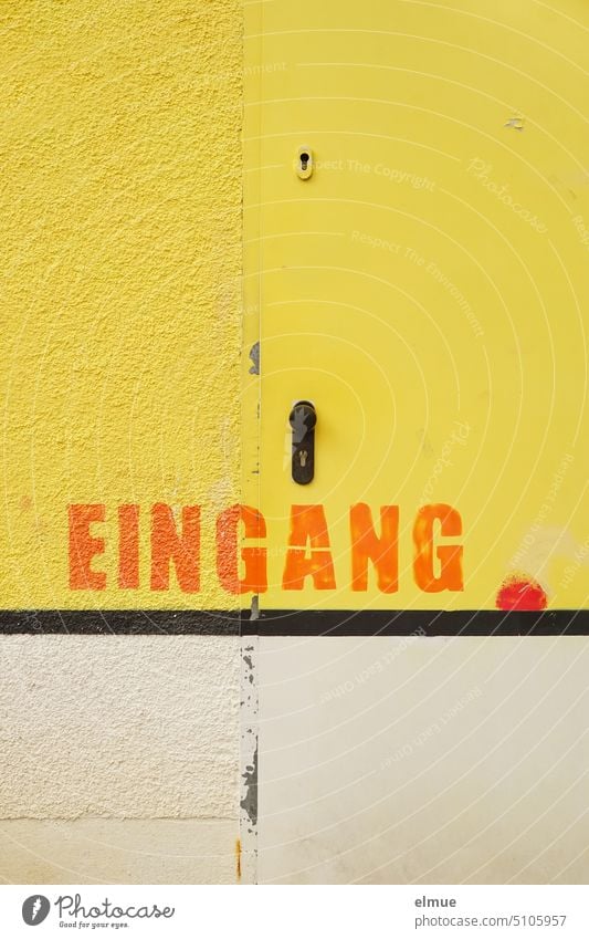 Tür auf für 2023! Guten Rutsch! / EINGANG steht in orange an einer gelb-weißen Außentür mit Türknauf Eingang Ausgang Farbe hinein knallig geschlossen Metall