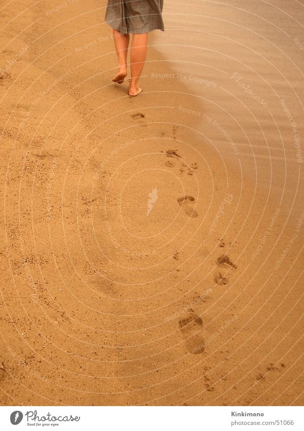 Leaving Strand Meer Frau Barcelona gelb gehen Sommer Spuren Fuß Beine Wasser Sand