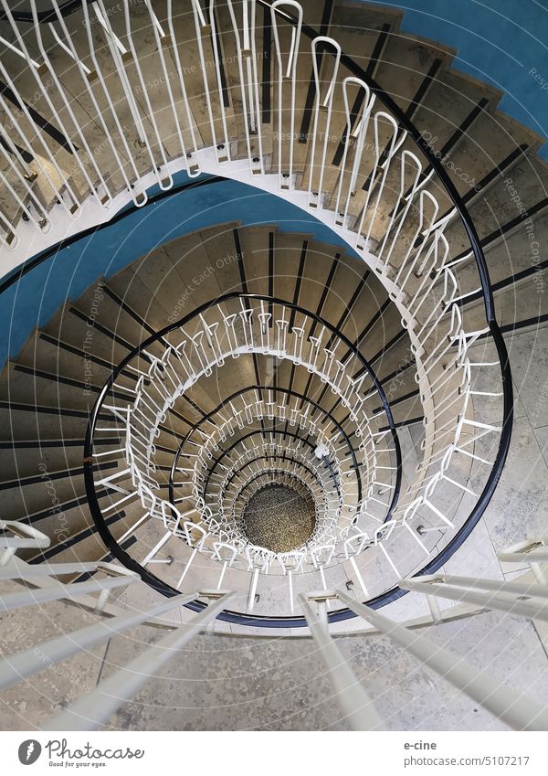 Treppenhaus mit einem runden Treppenaufgang aus den 50er Jahren Treppengeländer Treppenstufen Geländer Architektur abwärts aufwärts Menschenleer Treppenabsatz