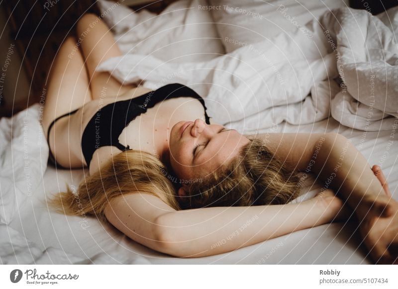 blonde junge Frau liegt mit Unterwäsche im Bett Porträt Schlafzimmer Ankleidezimmer attraktiv schön Model ausziehen Fashion BH liegen erotisch sinnlich