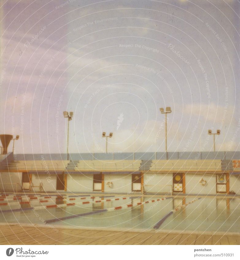 Polaroid von leerem Freibad mit zuschauerrängen. Schwimmstadion Wassersport Schwimmen & Baden Sportstätten Schwimmbad Farbfoto Gedeckte Farben Innenaufnahme Tag