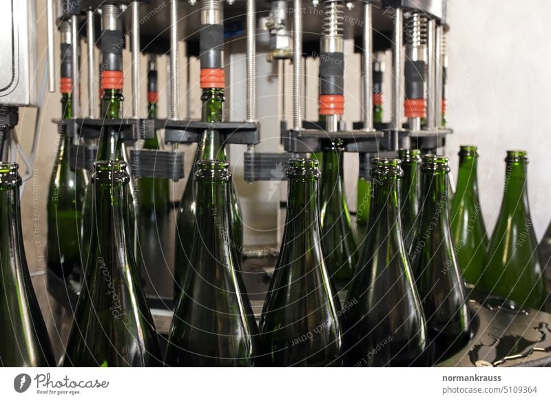 Abfüllmaschine sekt abfüllen sektabfüllung flasche abfüllmaschine getränk alkohol förderband produktion weingut glas sektflaschen weinabfüllung