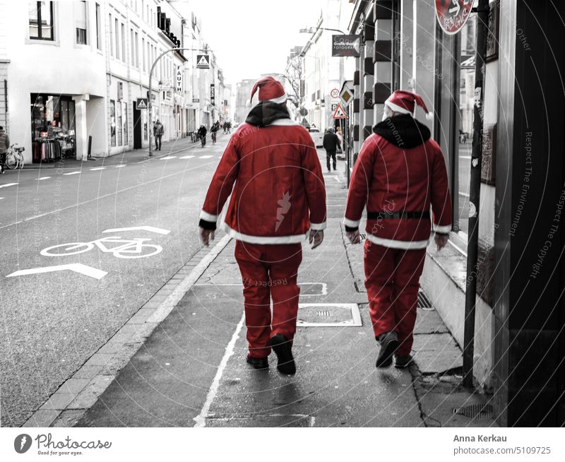 Two go...zwei Weihnachtsmänner unterwegs weihnachtsmannkostüm Weihnachtsmann Weihnachten 2 Kostüm kostümiert verkleidet Nikolaus Wünsche rot auffällig