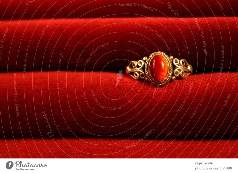 Ring auf Samt rot Romantik Geschenk Schmuck Verlauf Reichtum Kreis gold Kitsch Falte edel