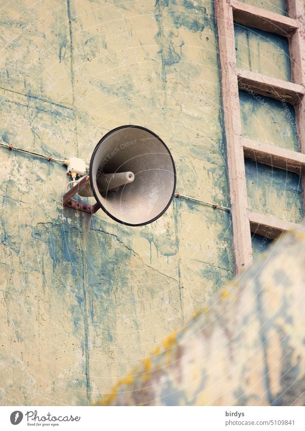 Alter Lautsprecher an einer verwitterten Außenand laut informieren warnen Durchsage alt Ansage Information durchsage druckkammerlautsprecher Horn elektrisch