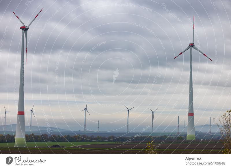 2 Große, 5 Kleine und 4 Heranwachsende Windräder Erneuerbare Energie Windkraftanlage Windenergie Windrad umweltfreundlich alternativ Energiewirtschaft