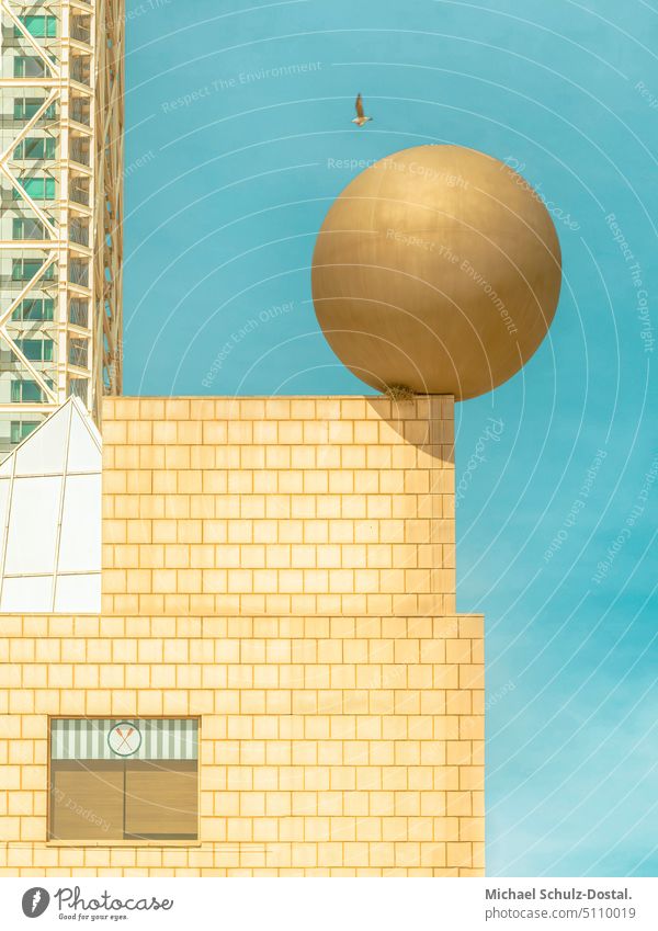 Goldene Kugel auf einer Gebäudecke Minimal grafisch farben formen Geometrie abstract grafik abstrakt quadrat harmonie barcelona kugel gold kubismus kubistisch