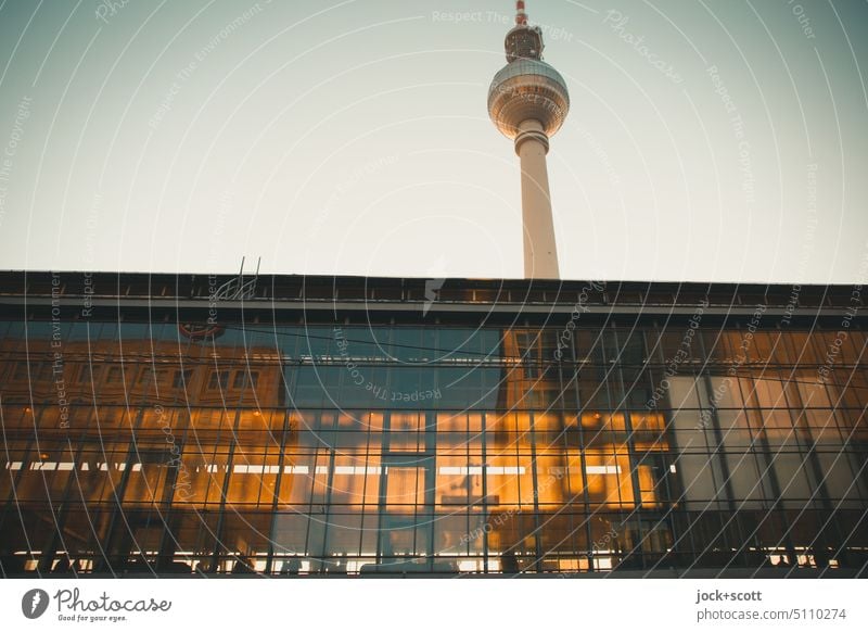 Bahnhof Alexanderplatz ist erleuchtet durch die Abendsonne Berliner Fernsehturm Wahrzeichen Berlin-Mitte Sehenswürdigkeit Hauptstadt Stadtzentrum Sightseeing