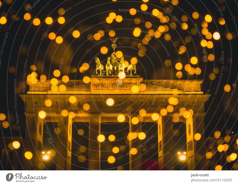 Brandenburger Tor glänzend und funkelnd Weihnachtsstimmung Weihnachtsbeleuchtung defokussiert Unschärfe leuchten Lichterkette abstrakt Heilige Nacht