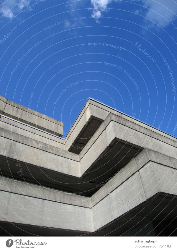 beton am himmel Haus Wolken grau Beton Studium schön Gebäude weiß Köln Außenaufnahme Himmel blau Ecke hoch Sonne Deutschland Architektur