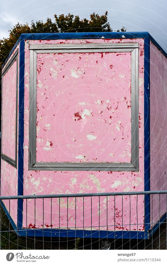 Rosa bonbonfarbener Verkaufsstand mit abblätternden Anstrich rosa Bonbonfarben alt abblätternde Farbe Detailaufnahme Menschenleer Nahaufnahme Außenaufnahme