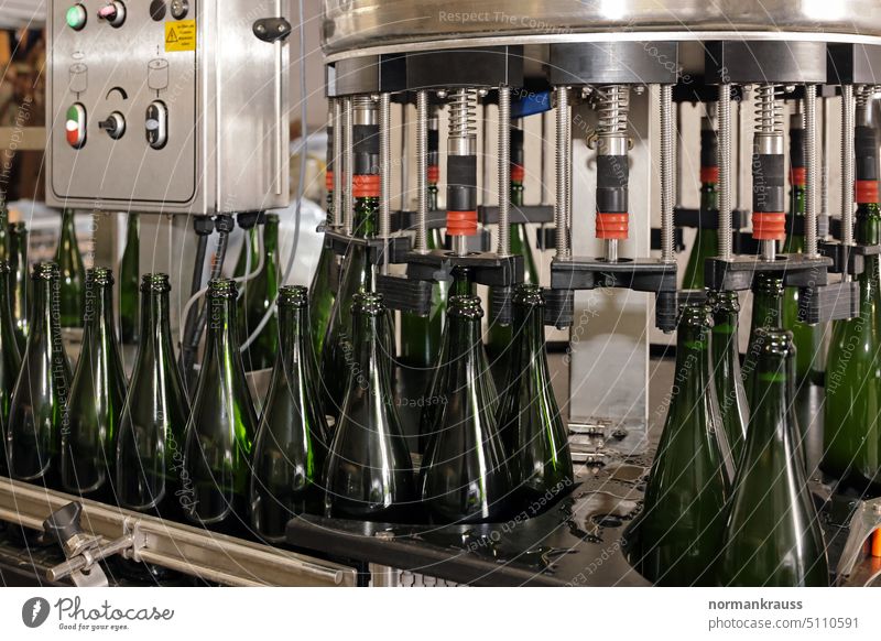 Abfüllmaschine sekt abfüllen sektabfüllung flasche abfüllmaschine getränk alkohol förderband produktion weingut glas sektflaschen weinabfüllung