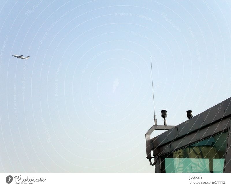 fly away. Flugzeug Antenne Tower (Luftfahrt) Abdeckung Himmel Flugzeugstart fliegen blau sky blue