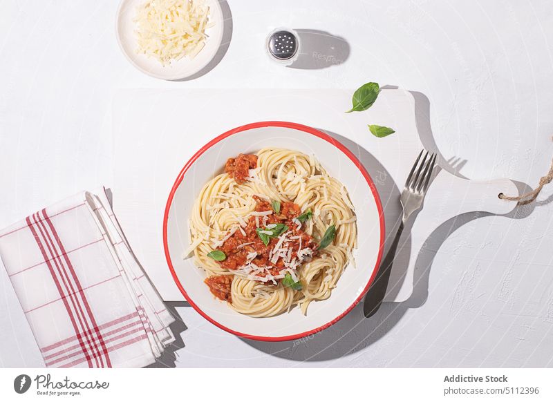 Nudeln mit Bolognese-Sauce auf dem Tisch Spaghetti natürlich zerkleinern Italien Saucen Kraut Schalen & Schüsseln Hackfleisch Spätzle Italienisch
