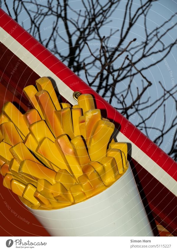 Pommes frites Fastfood Ernährung Imbiss ungesund Lebensmittel Appetit & Hunger Essen Snack lecker Werbung künstlich Plastik Imitat Ketchup Kartoffeln Teller