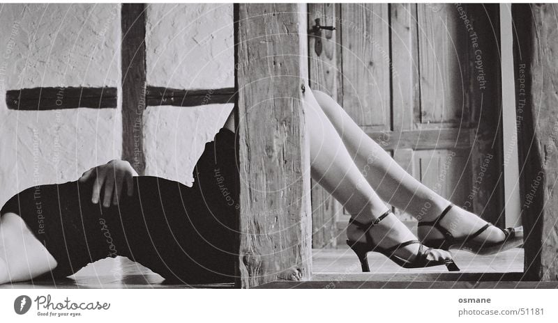 Auf dem Präsentierteller Bodenbelag schwarz grau weiß Hohlkreuz Schuhe Damenschuhe Kleid Frau Fachwerkfassade Erotik angewinkelt Haut Beine Fuß sanalen Pfosten